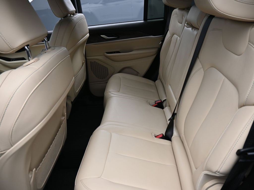 Used 2023 Jeep Grand Cherokee Limited image 12