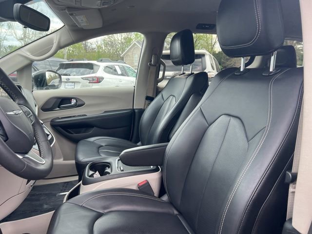 Used 2024 Chrysler Pacifica Touring-L FWD image 3