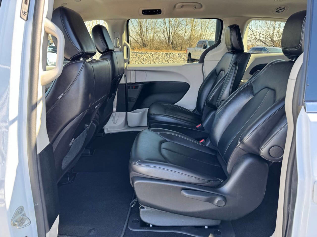 Used 2024 Chrysler Pacifica Limited image 32