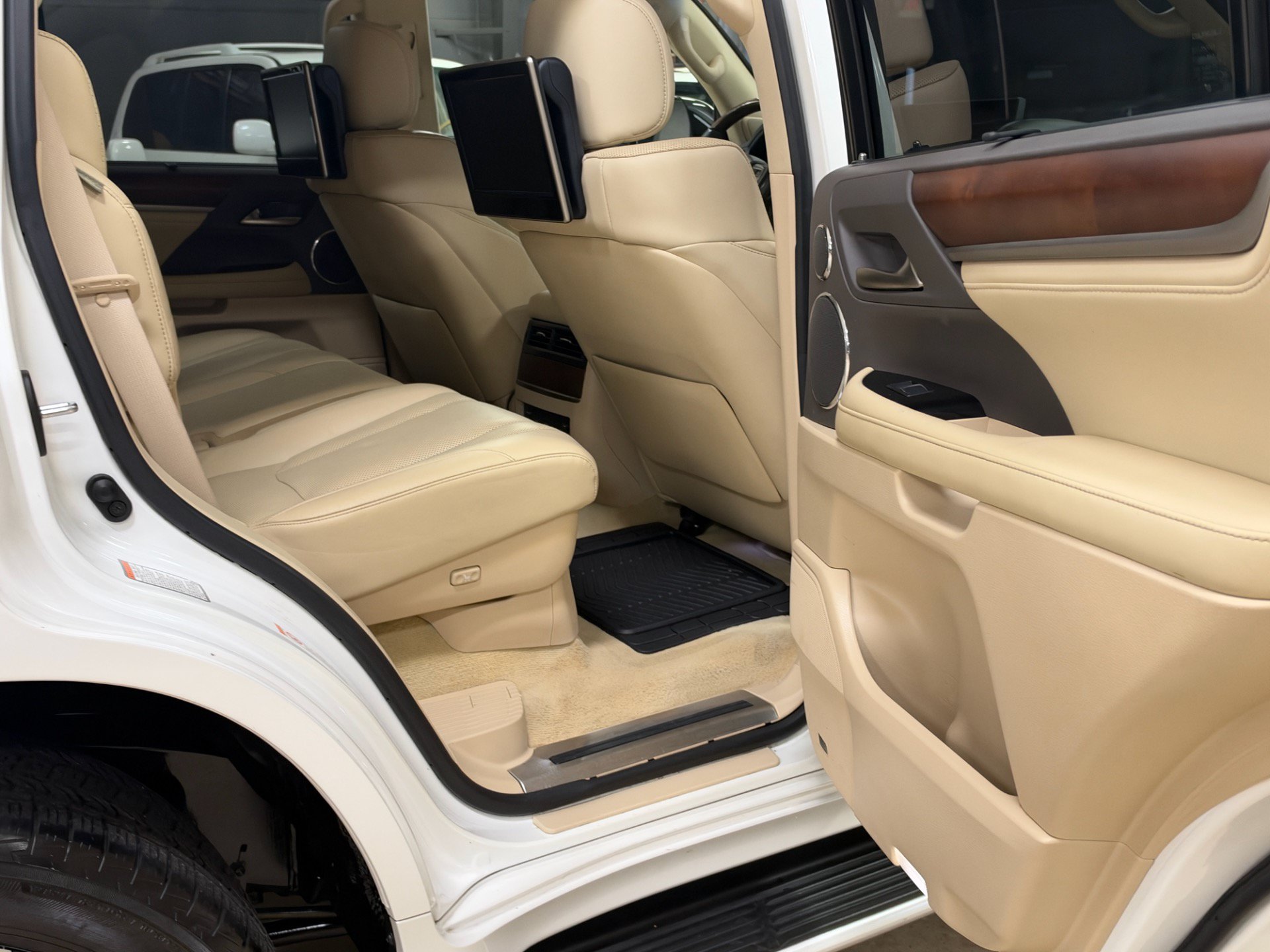 Used 2018 Lexus LX 570 4WD w/ Luxury Package image 28