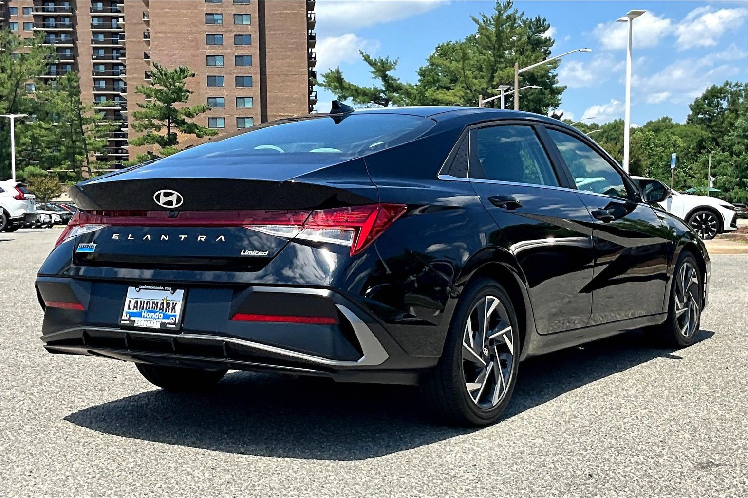 Used 2025 Hyundai Elantra Limited FWD image 2