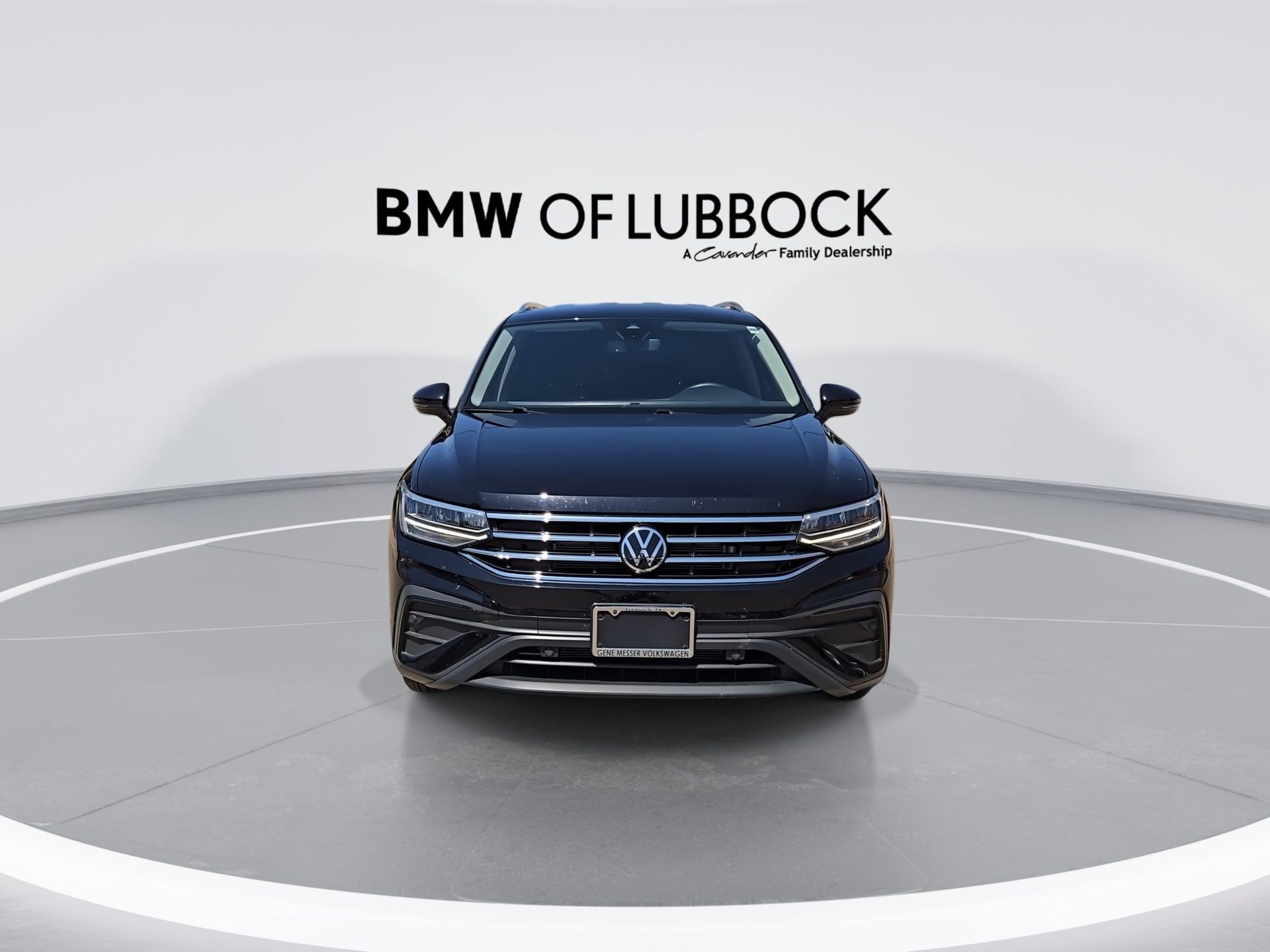 Used 2024 Volkswagen Tiguan SE AWD/4WD image 3
