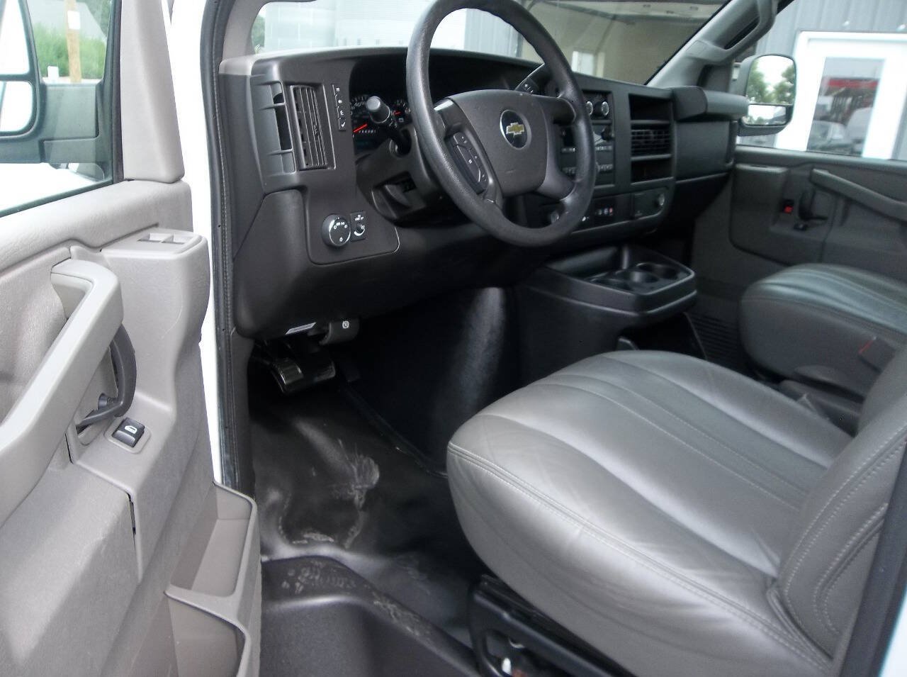 Used 2016 Chevrolet Express 3500 LS RWD image 15
