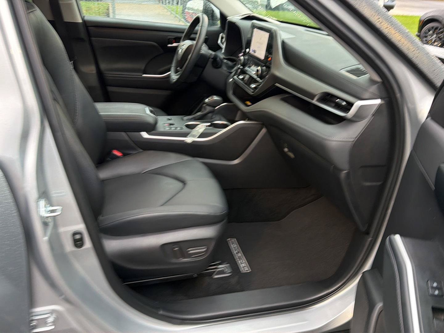 Certified 2025 Toyota Highlander XLE FWD image 14