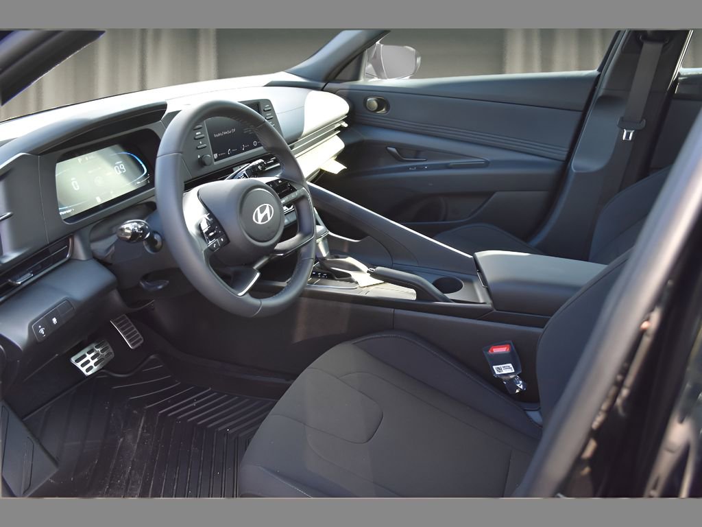 Used 2026 Hyundai Elantra Sport image 9