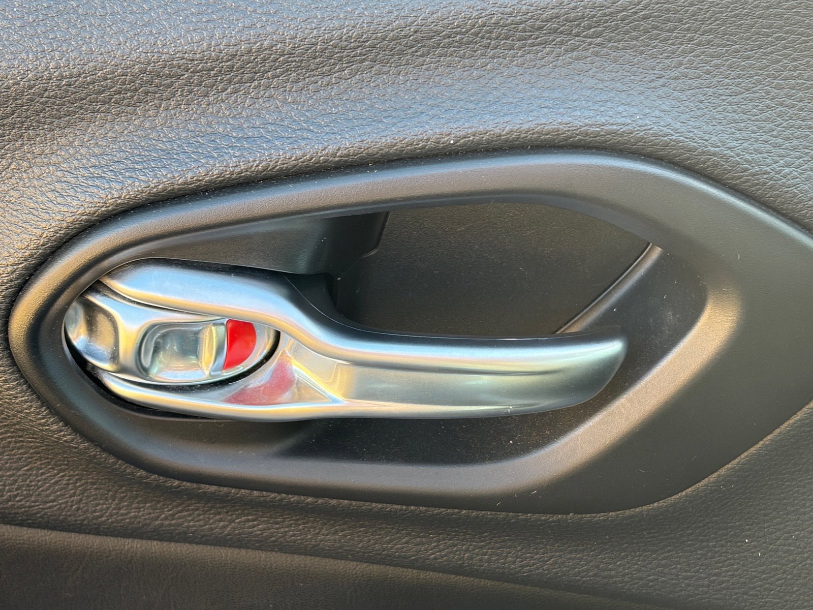 Used 2019 Jeep Cherokee Latitude Plus w/ Cold Weather Group image 9