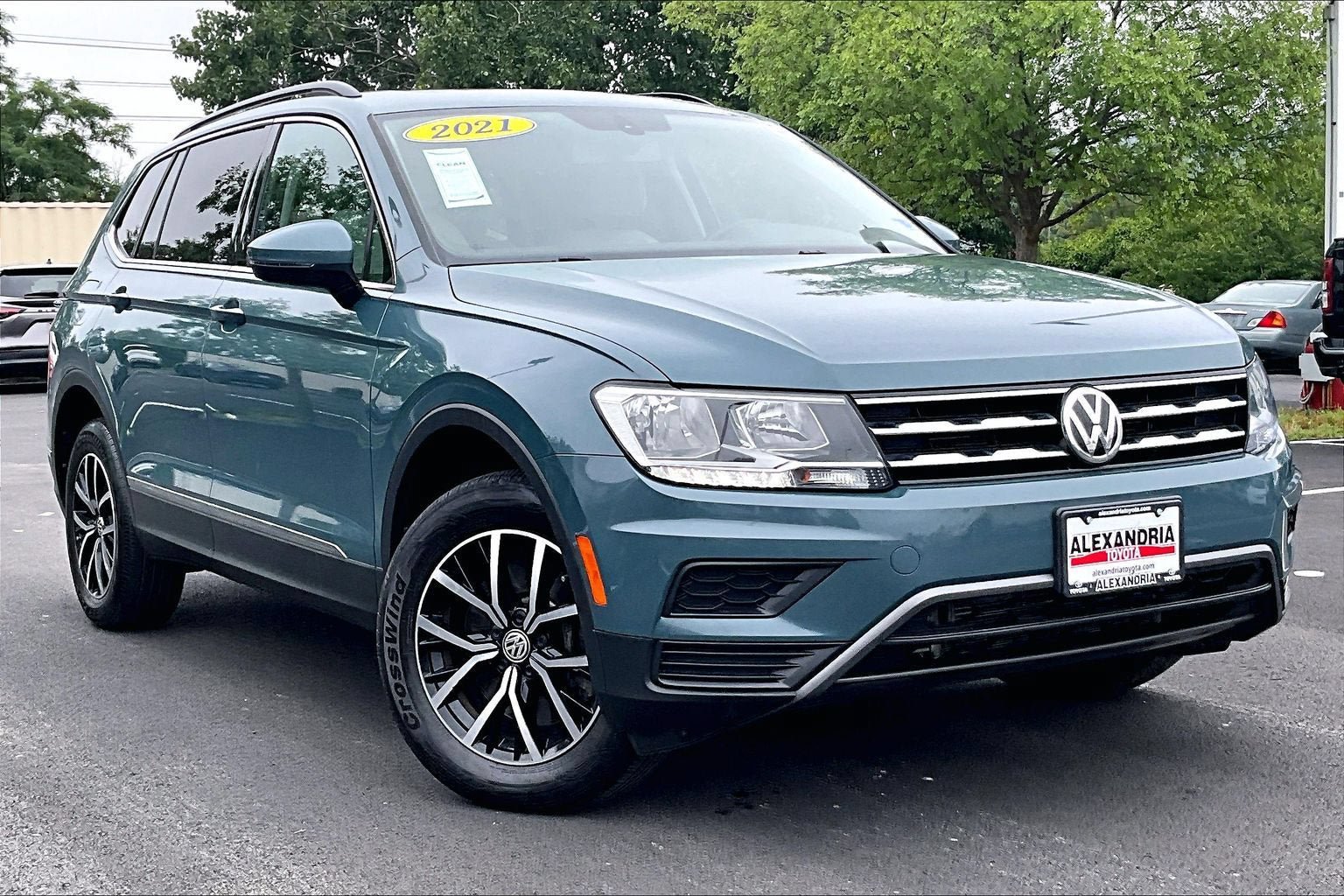 Used 2021 Volkswagen Tiguan SE w/ Panoramic Sunroof Package AWD/4WD image 2