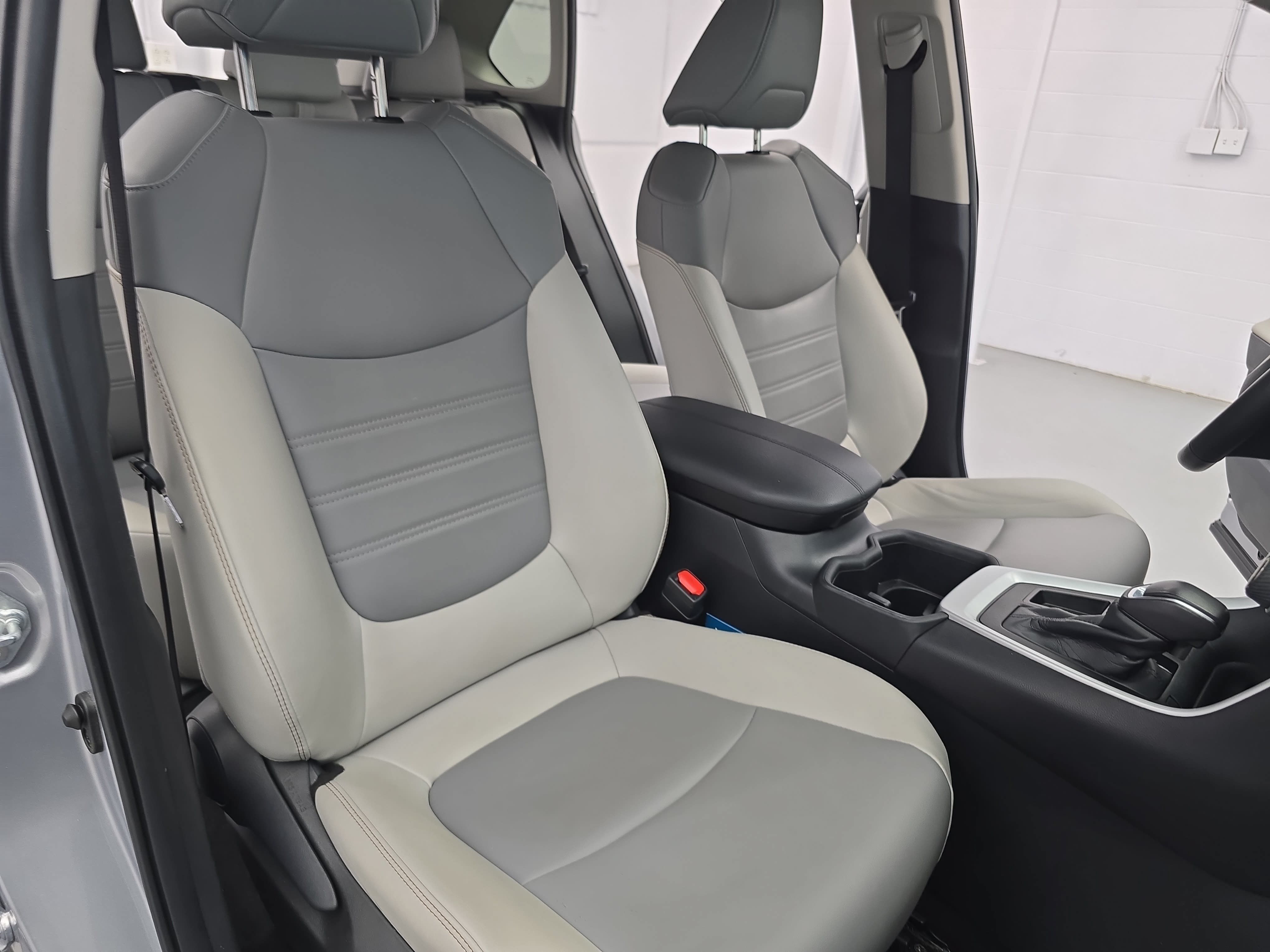 Used 2024 Toyota RAV4 XLE Premium w/ Weather Package FWD image 10