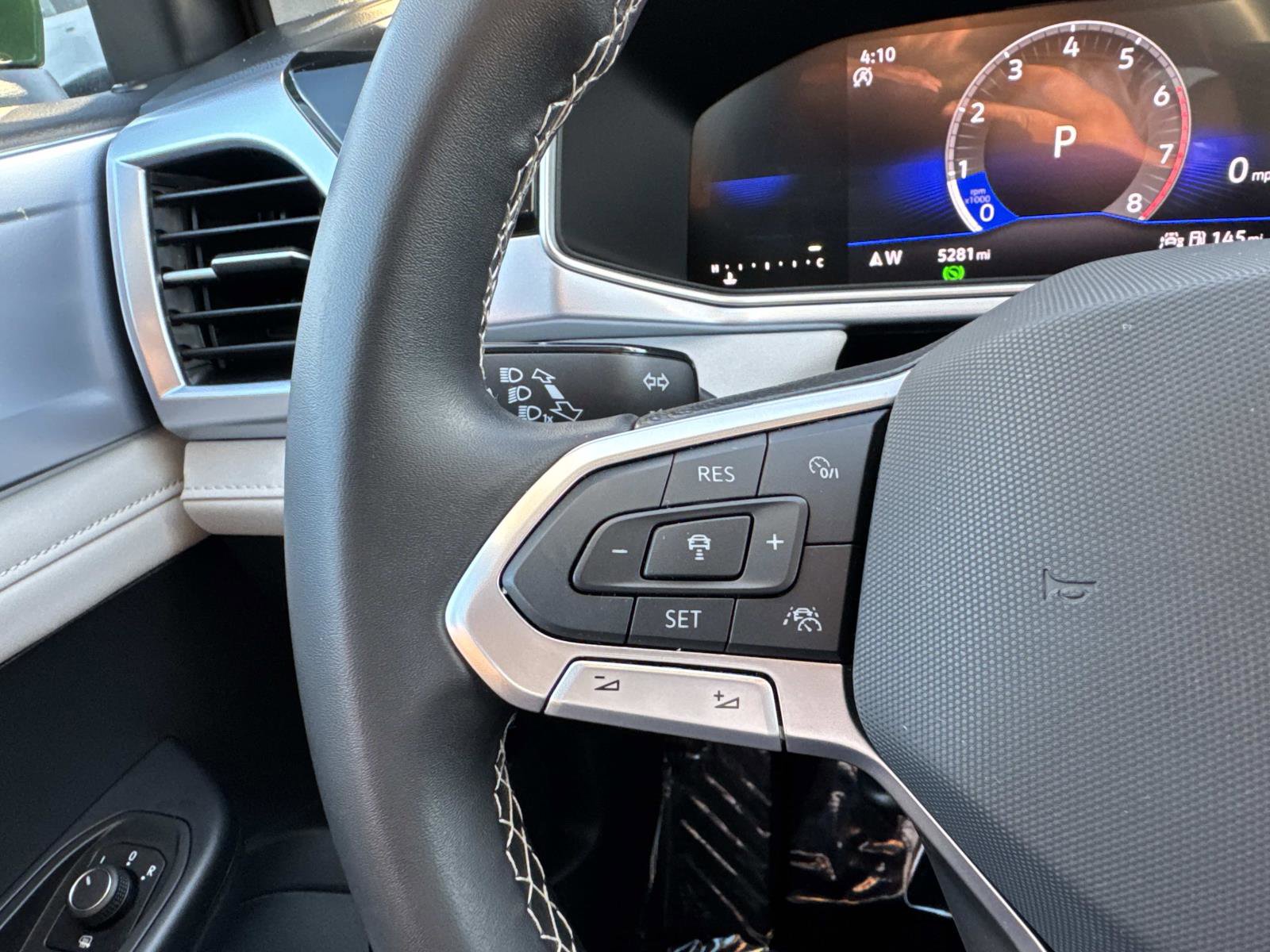 Certified 2025 Volkswagen Taos SE w/ Panoramic Sunroof Package image 18