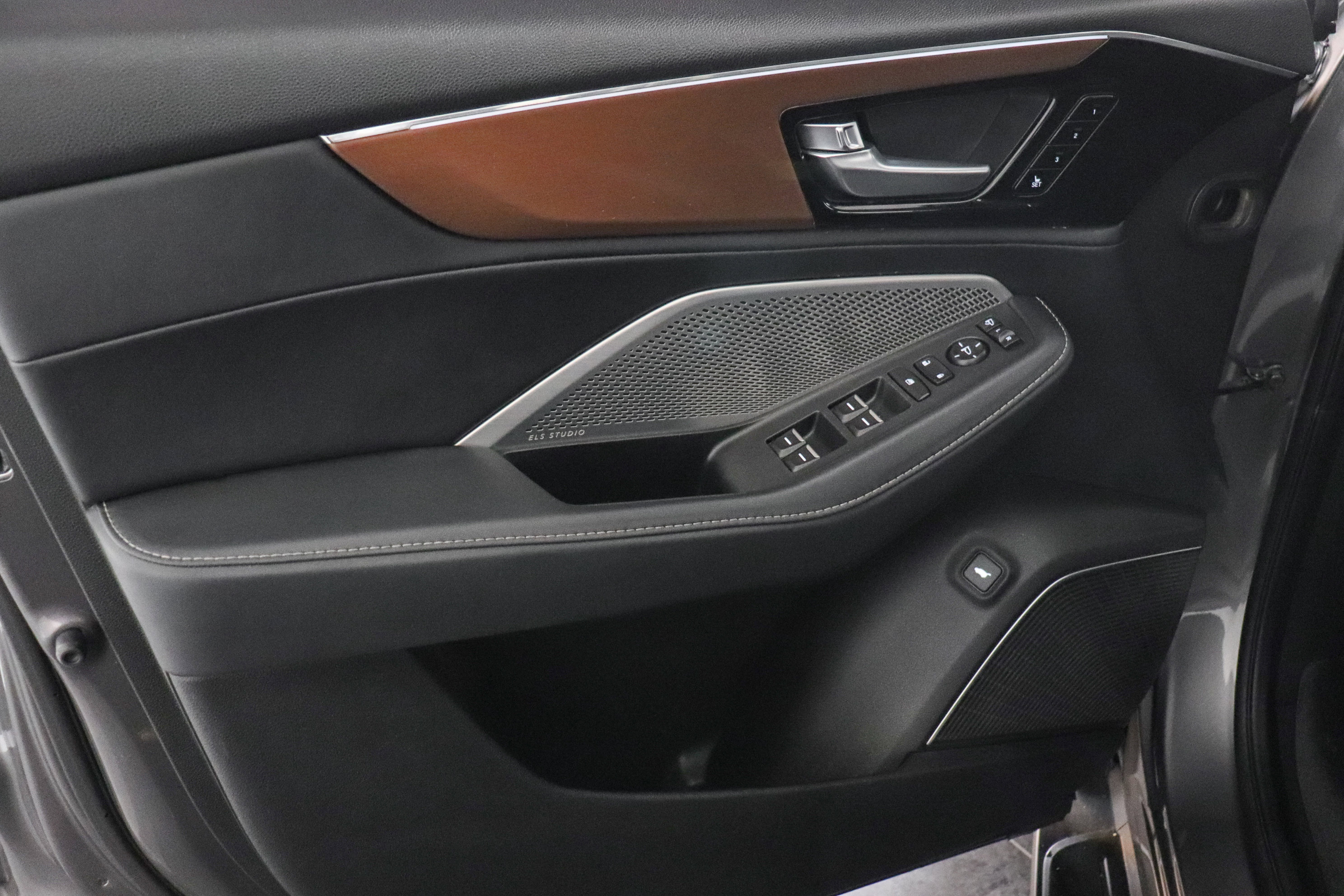 Used 2022 Acura MDX SH-AWD w/ Technology Package image 11