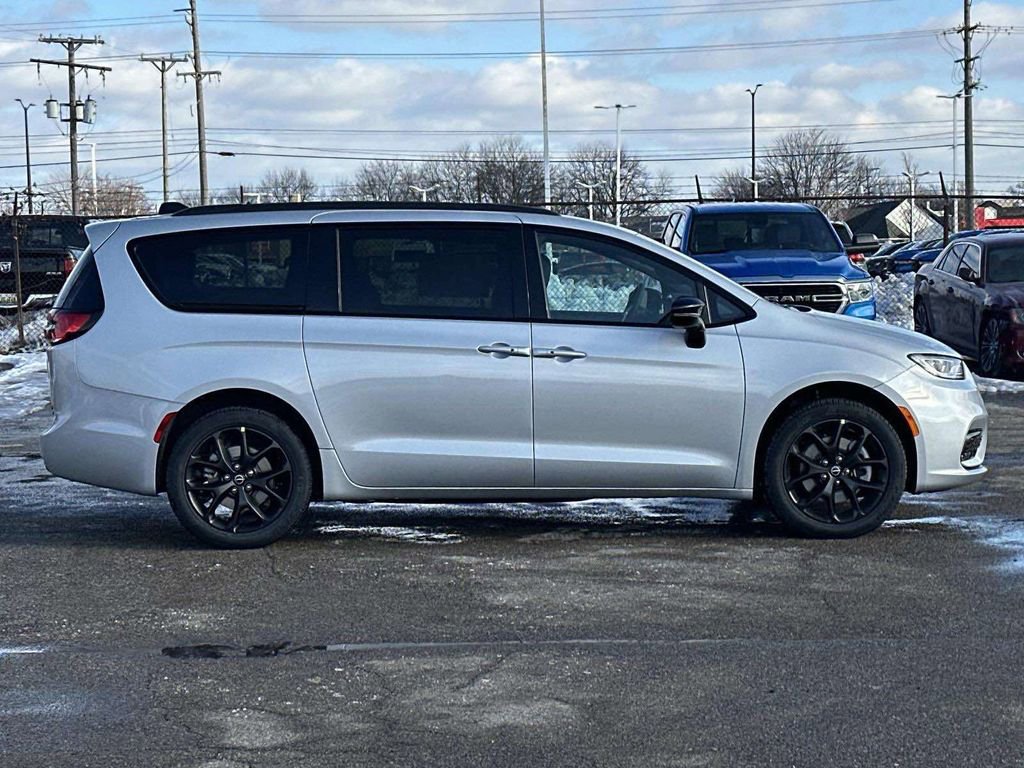 New 2026 Chrysler Pacifica Limited w/ S Appearance Package image 2