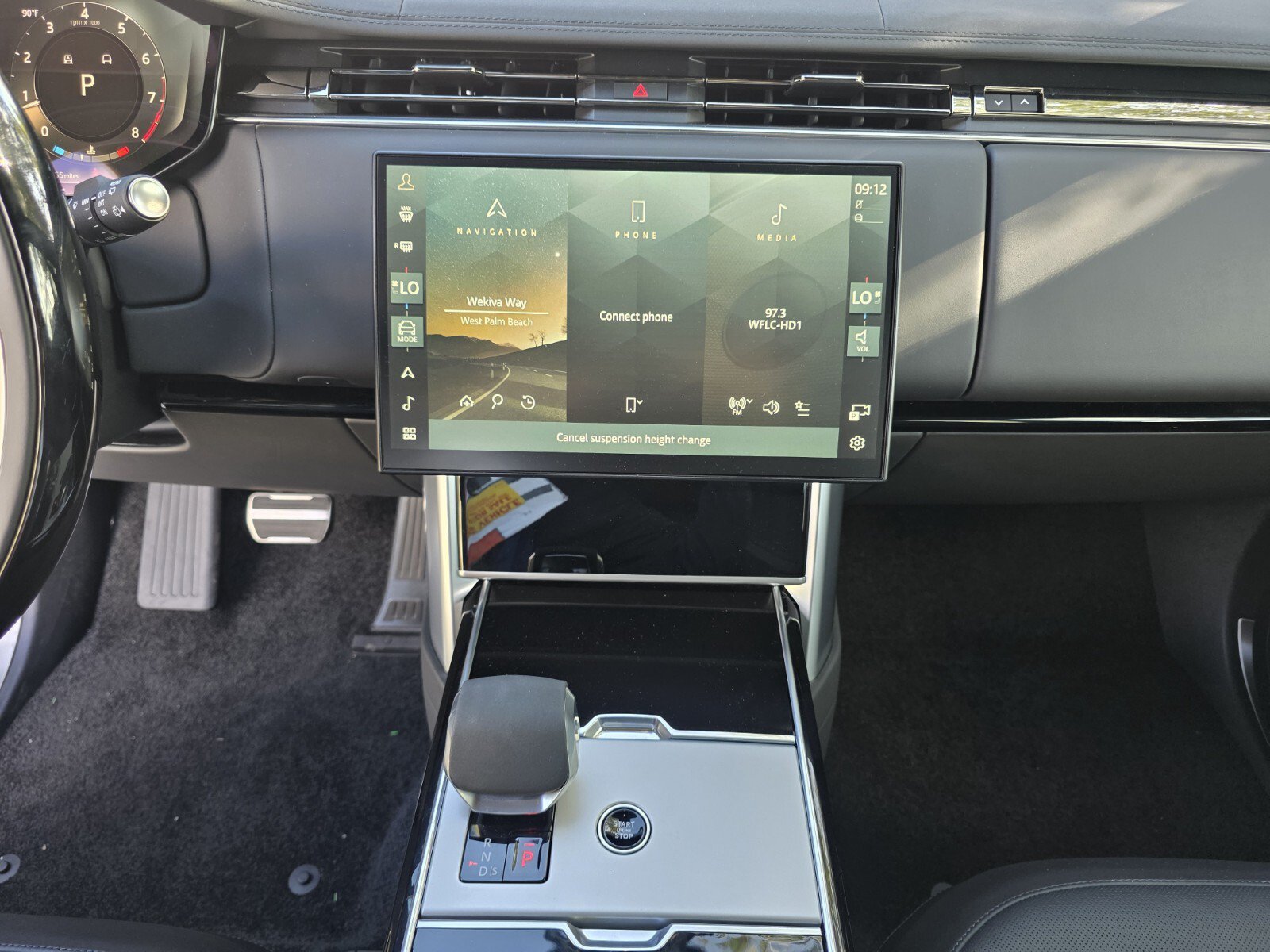 New 2026 Land Rover Range Rover Long Wheelbase SE AWD/4WD image 17