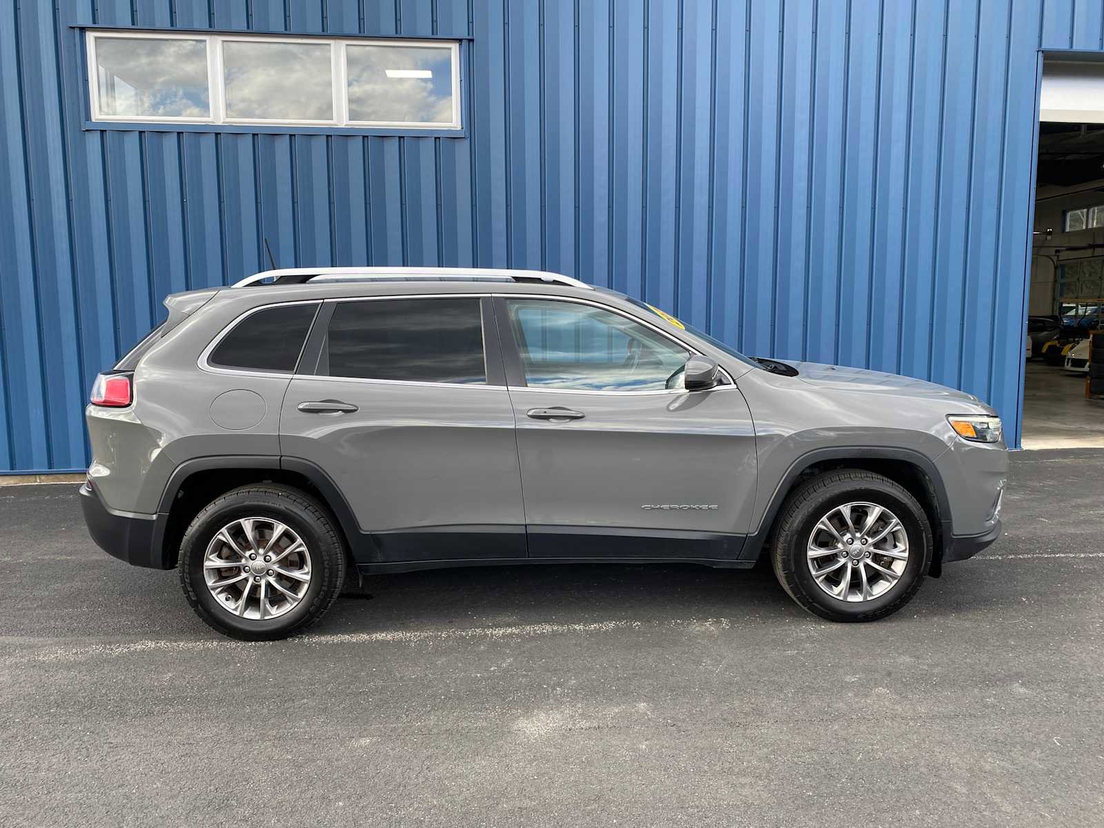 Used 2020 Jeep Cherokee Latitude Plus w/ Cold Weather Group image 18