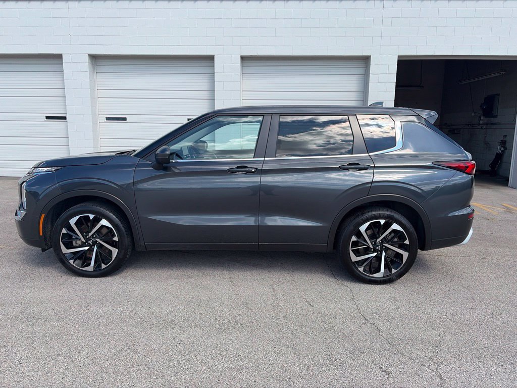 Used 2024 Mitsubishi Outlander SE FWD image 2