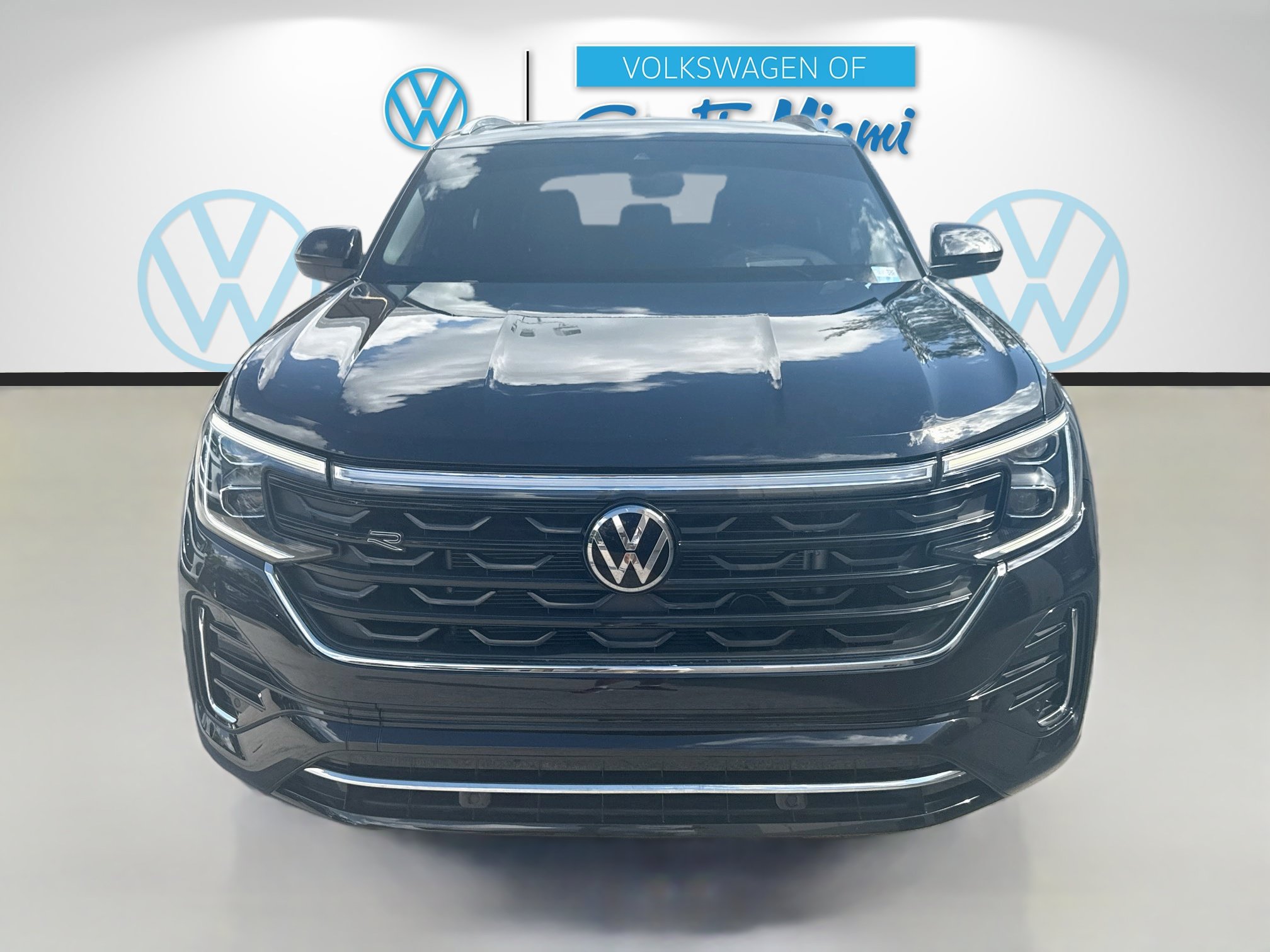 Used 2024 Volkswagen Atlas Cross Sport SEL R-Line AWD/4WD image 2