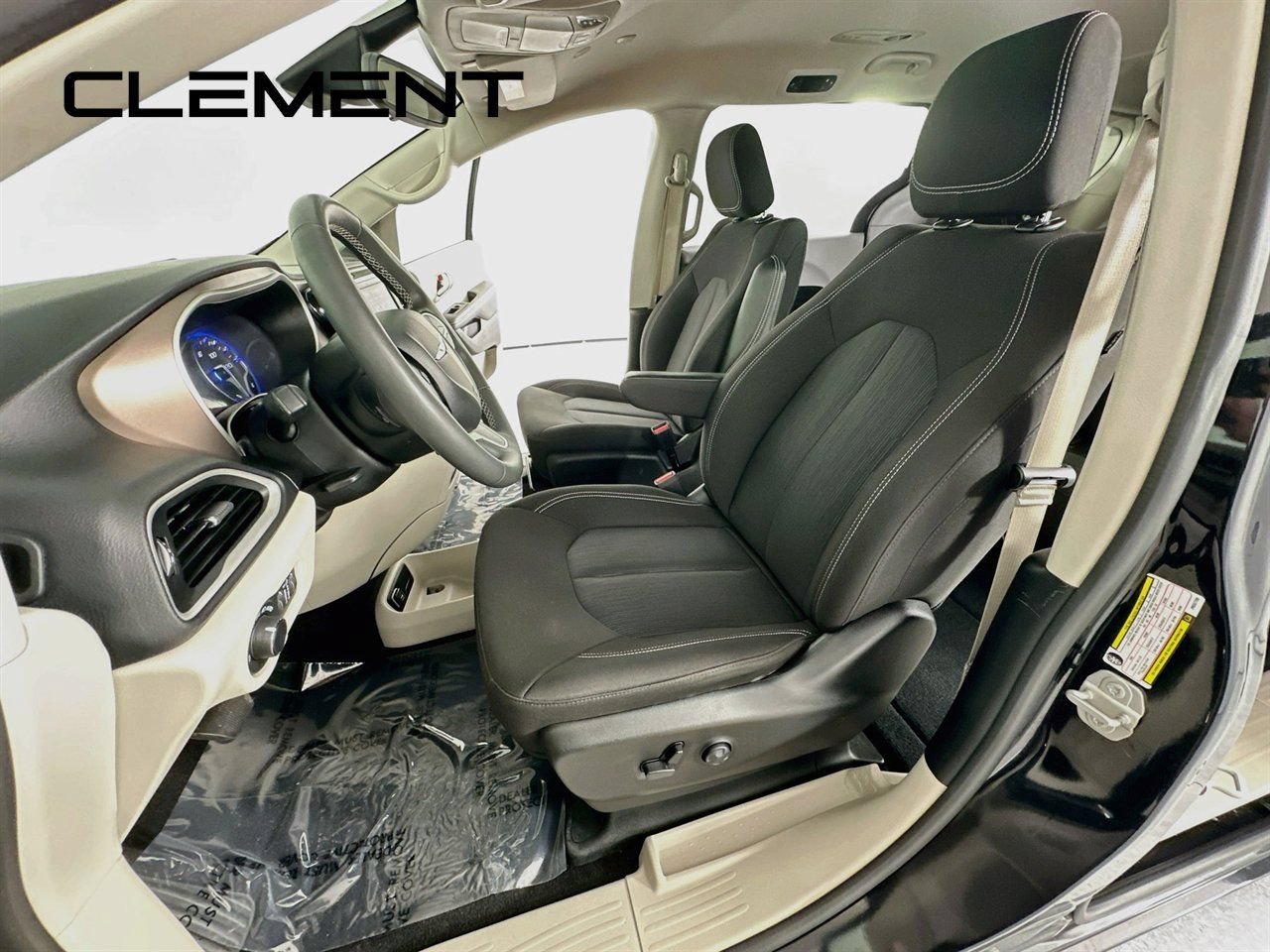 Used 2023 Chrysler Voyager LX FWD image 28