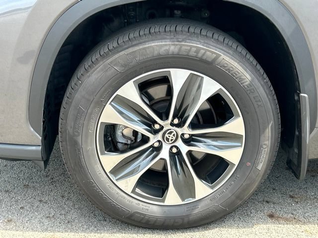 Used 2025 Toyota Highlander XLE AWD/4WD image 19