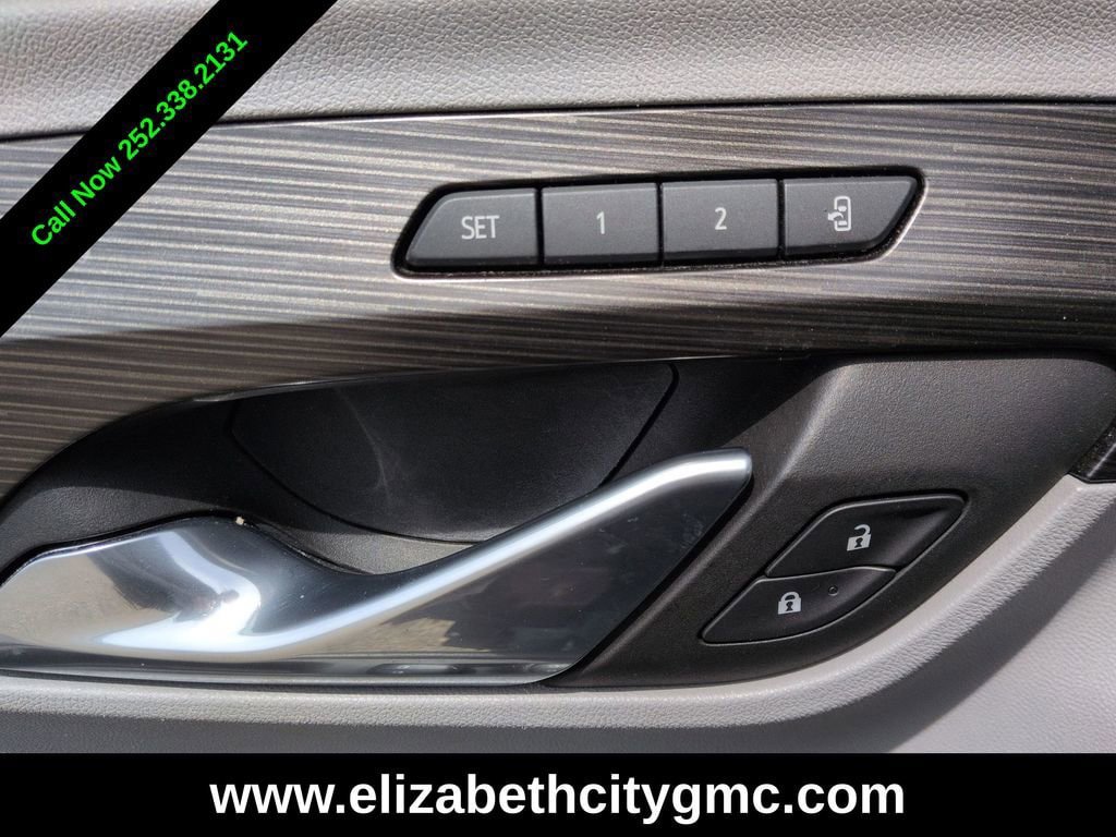 Used 2023 GMC Terrain SLT image 25