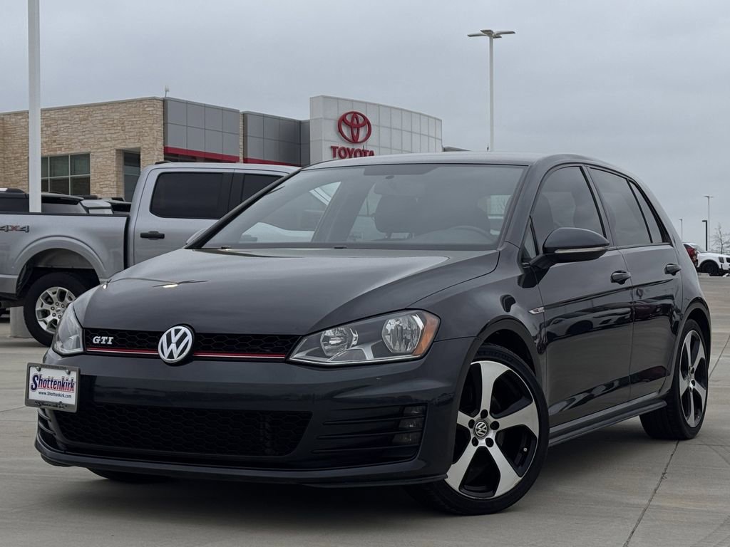 Used 2017 Volkswagen Golf S image 2