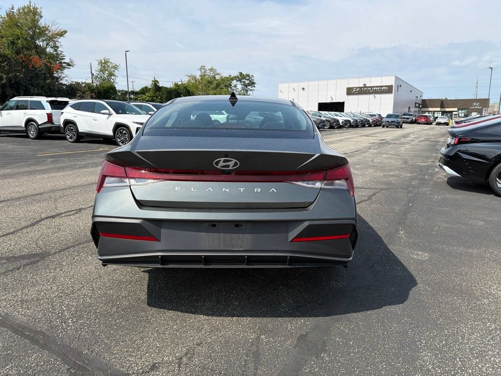 Certified 2025 Hyundai Elantra SE FWD image 6