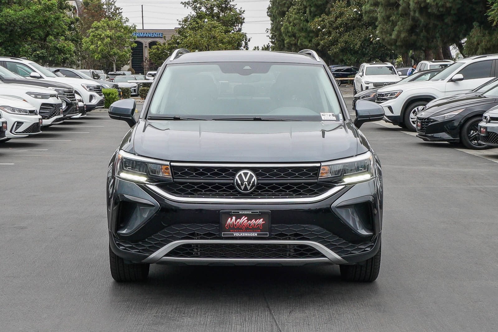 Used 2024 Volkswagen Taos SE FWD image 2