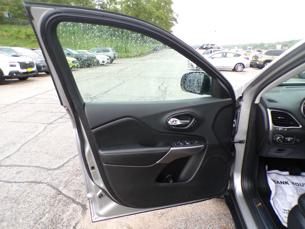 Used 2019 Jeep Cherokee Limited AWD/4WD image 22