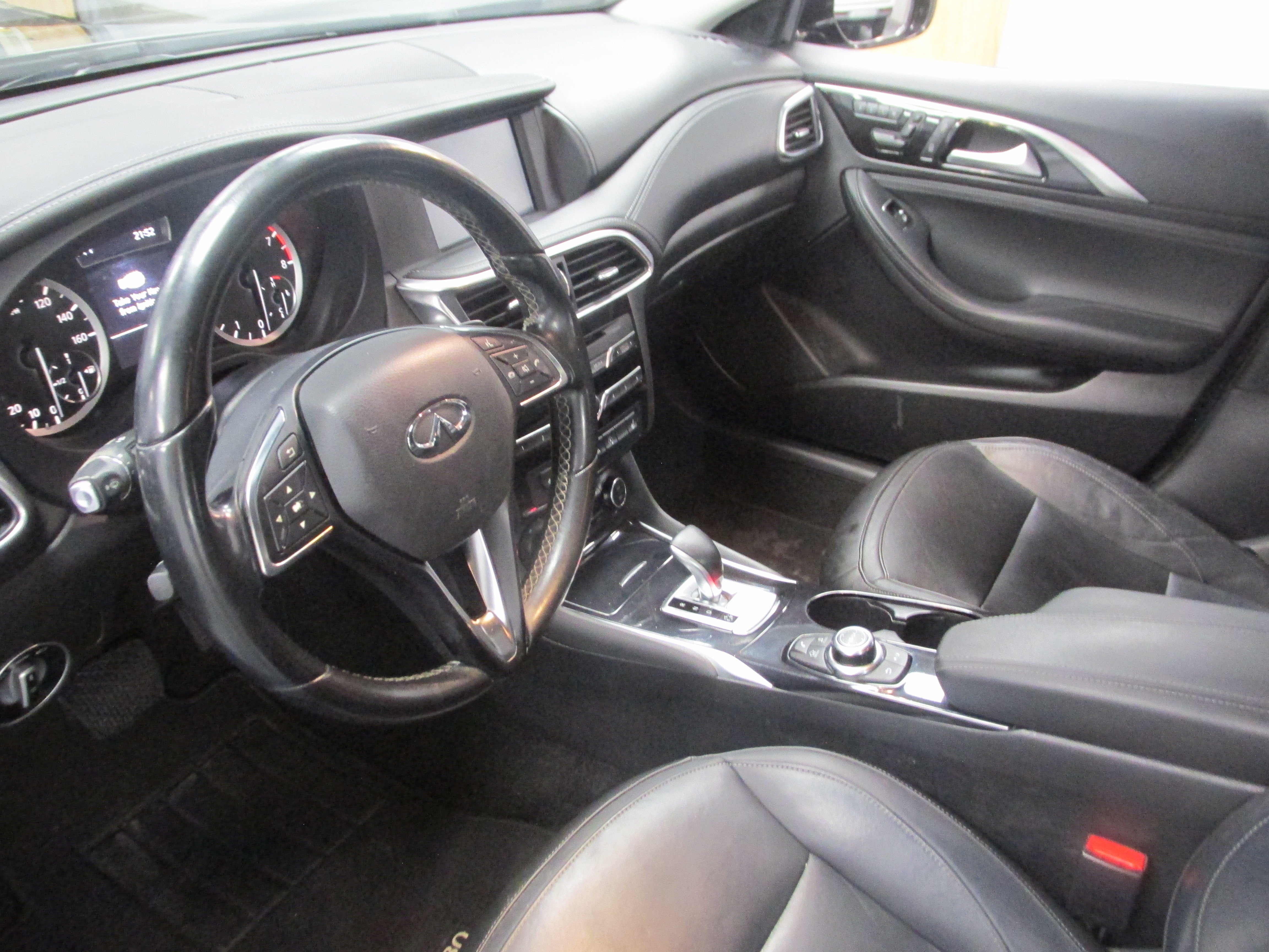 Used 2017 INFINITI QX30 AWD image 24