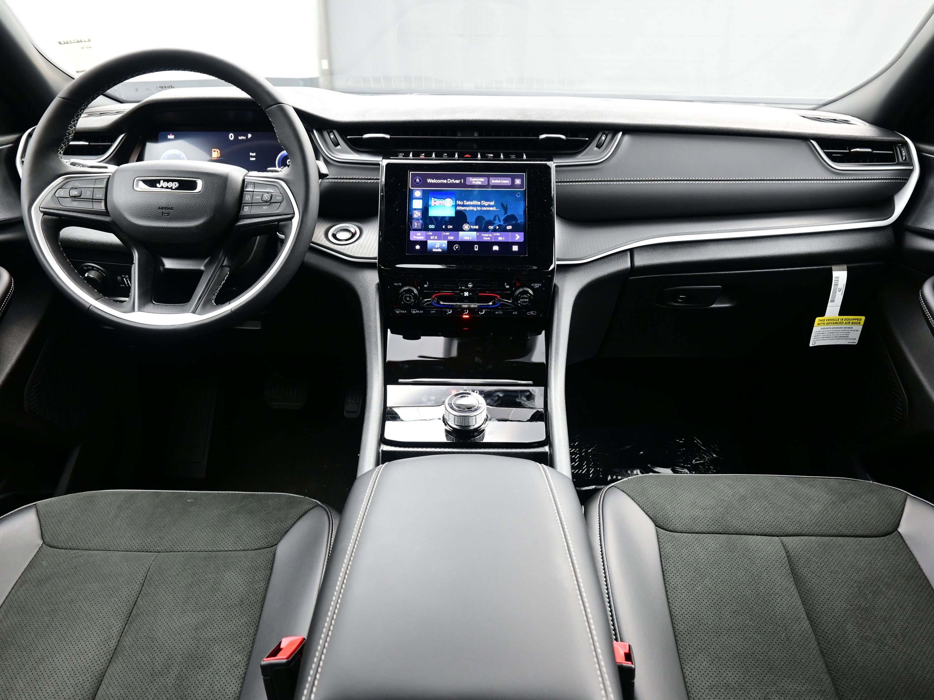 New 2025 Jeep Grand Cherokee Altitude image 9