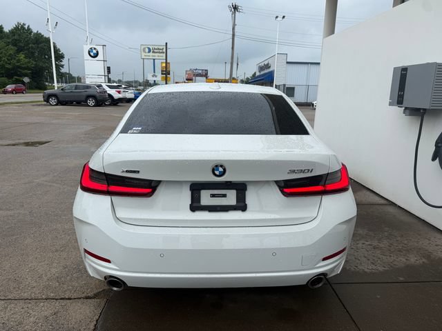 Used 2023 BMW 330i xDrive Sedan w/ Premium Package AWD/4WD image 4