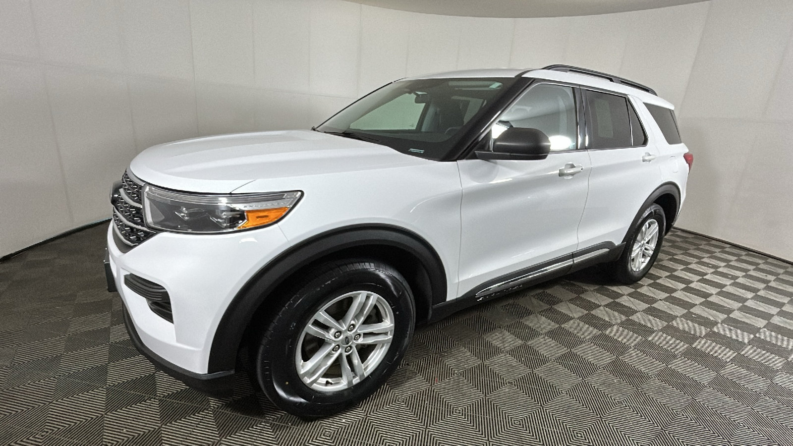 Used 2020 Ford Explorer XLT w/ Comfort Package AWD/4WD image 8