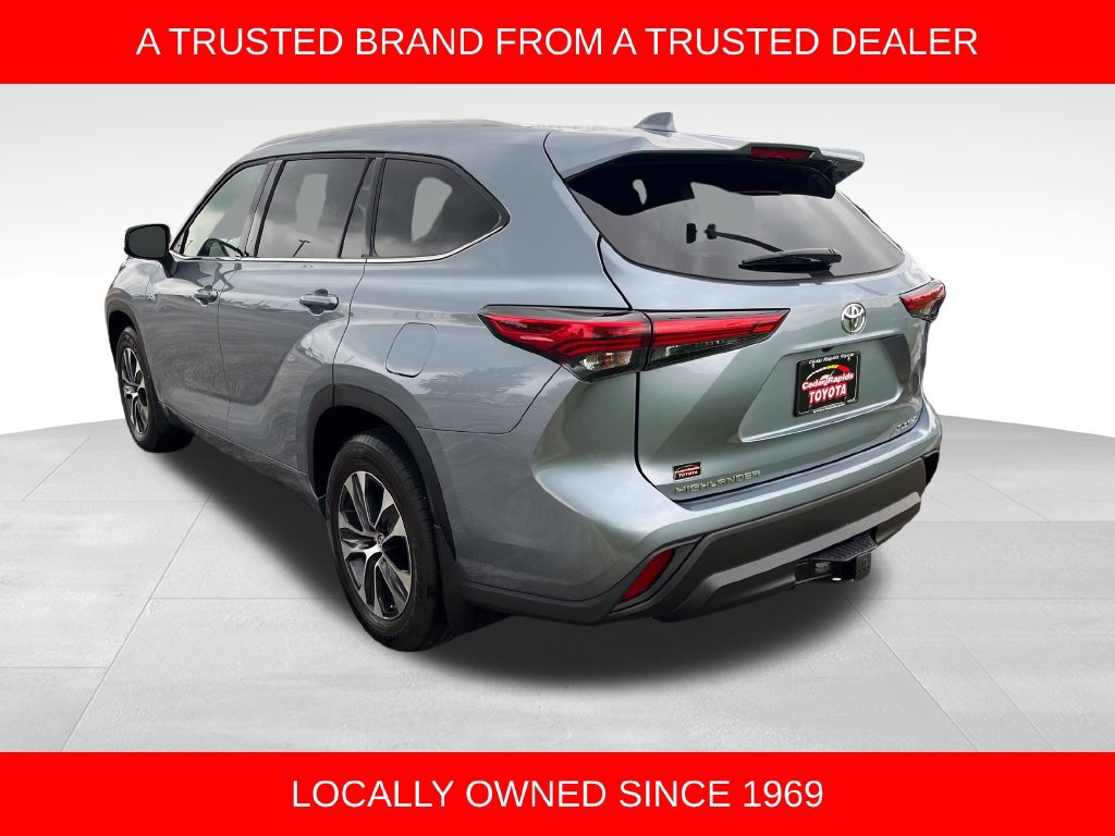 Used 2022 Toyota Highlander XLE AWD/4WD image 3