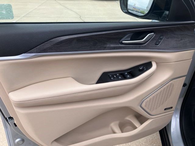 Certified 2023 Jeep Grand Cherokee L Limited w/ Black Appearance Package AWD/4WD image 9