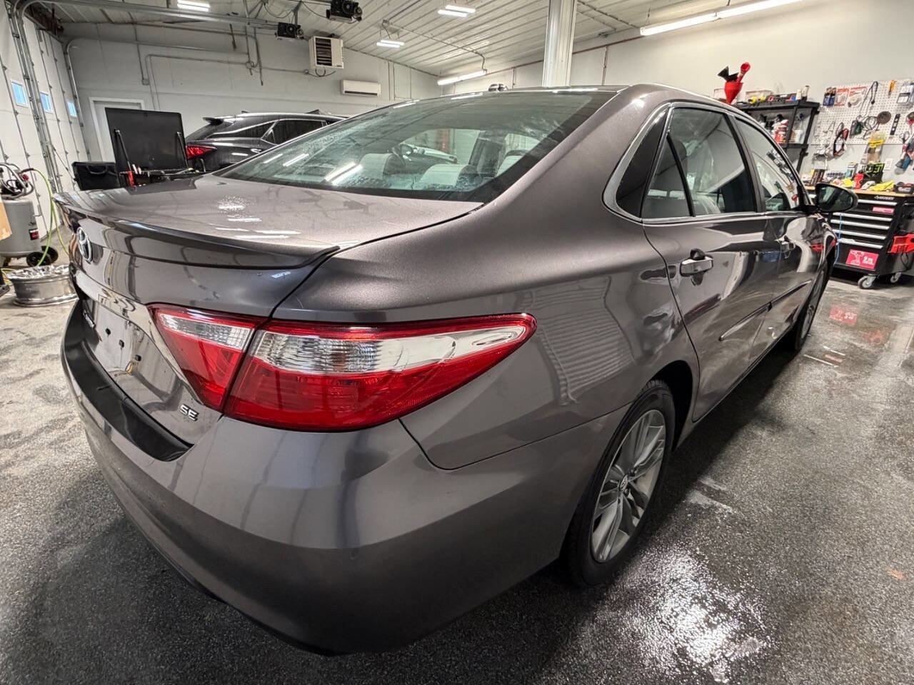 Used 2017 Toyota Camry SE w/ Moonroof Package image 5