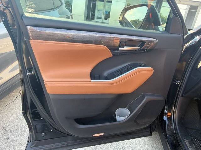 Used 2024 Toyota Highlander Platinum AWD/4WD image 36