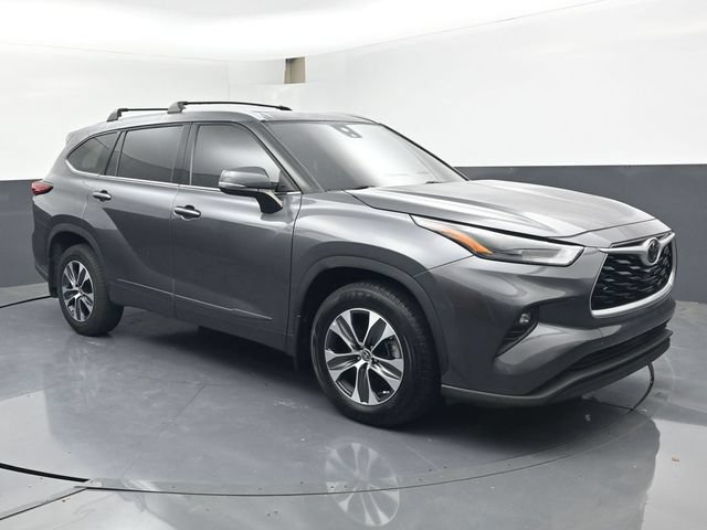 Used 2022 Toyota Highlander XLE AWD/4WD image 2