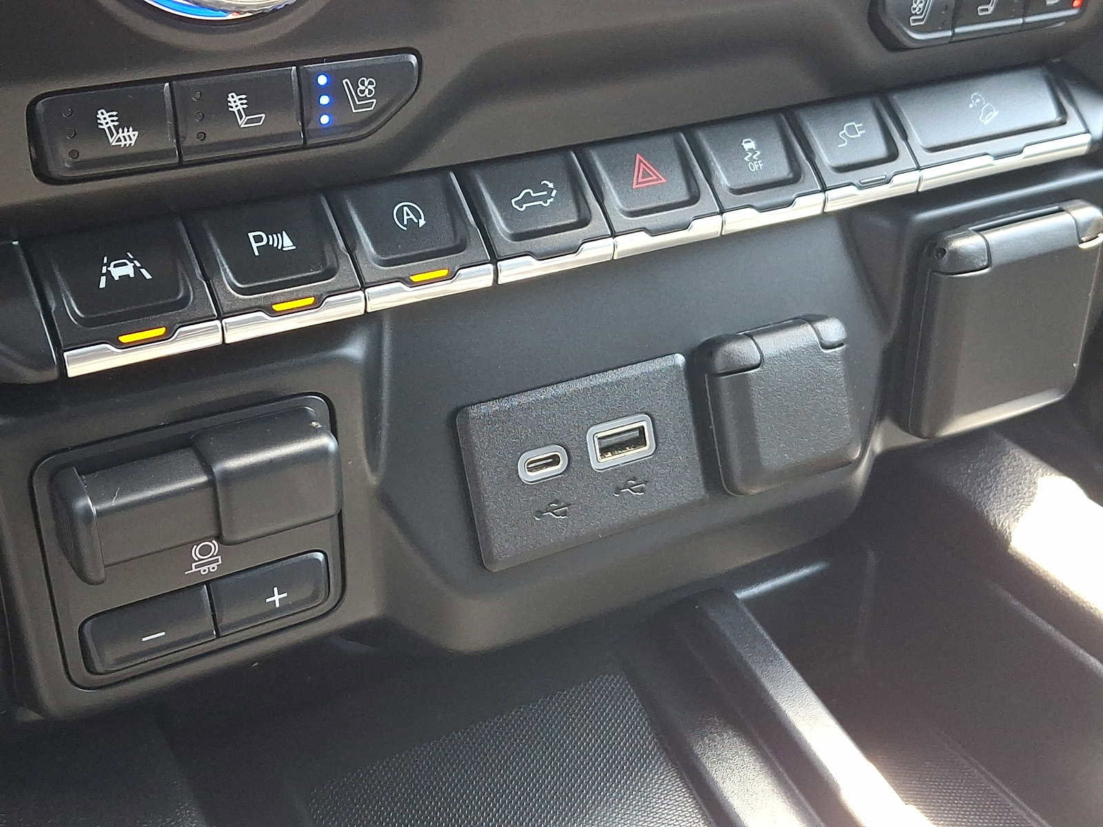 Used 2019 GMC Sierra 1500 SLT w/ SLT Premium Plus Package AWD/4WD image 29