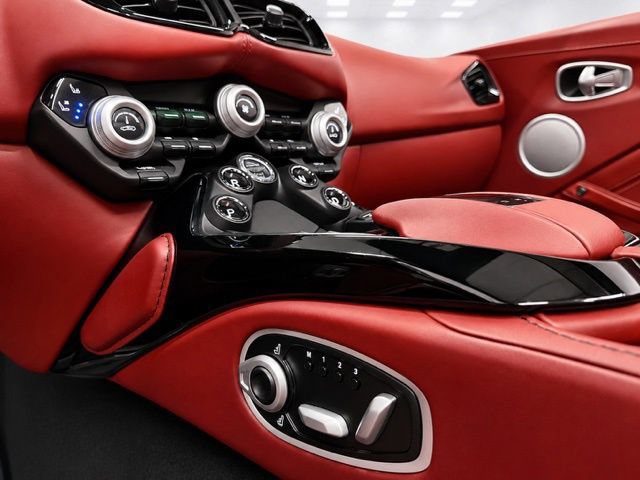 Used 2021 Aston Martin V8 Vantage Roadster RWD image 22