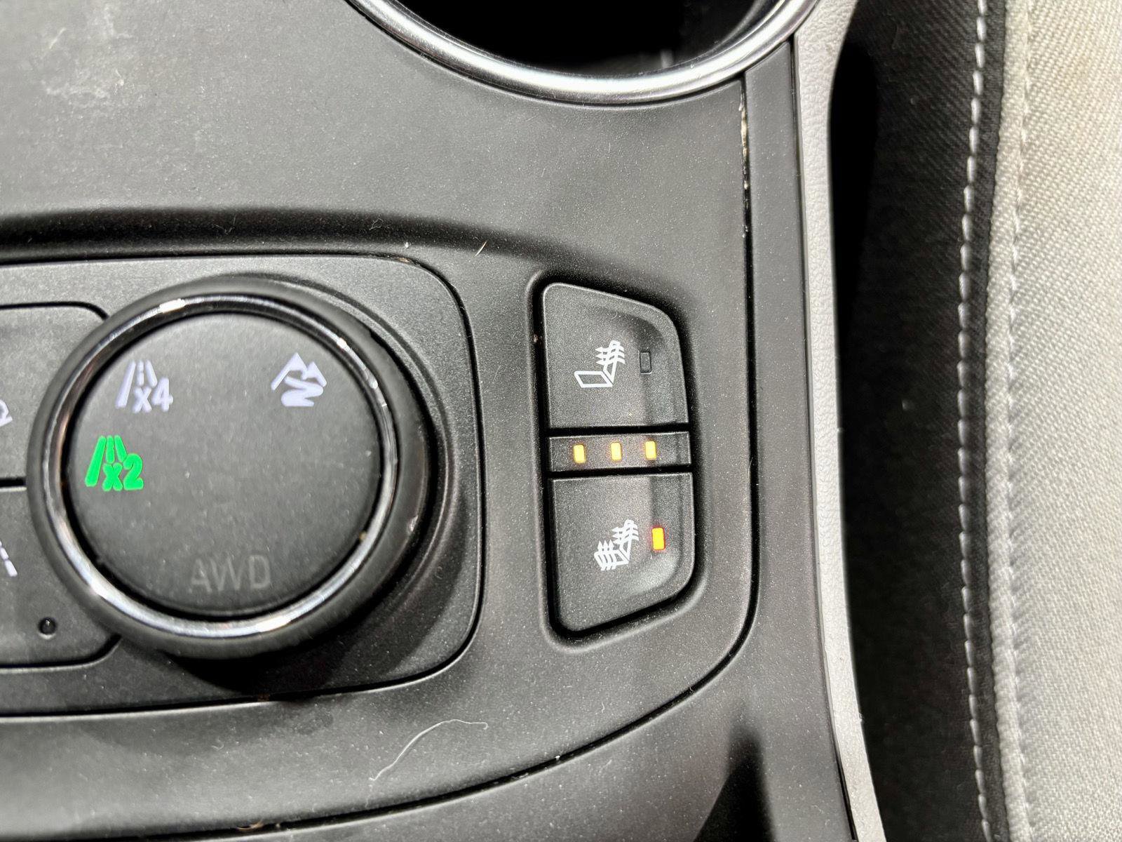 Used 2023 GMC Terrain SLE w/ Driver Convenience Package image 4