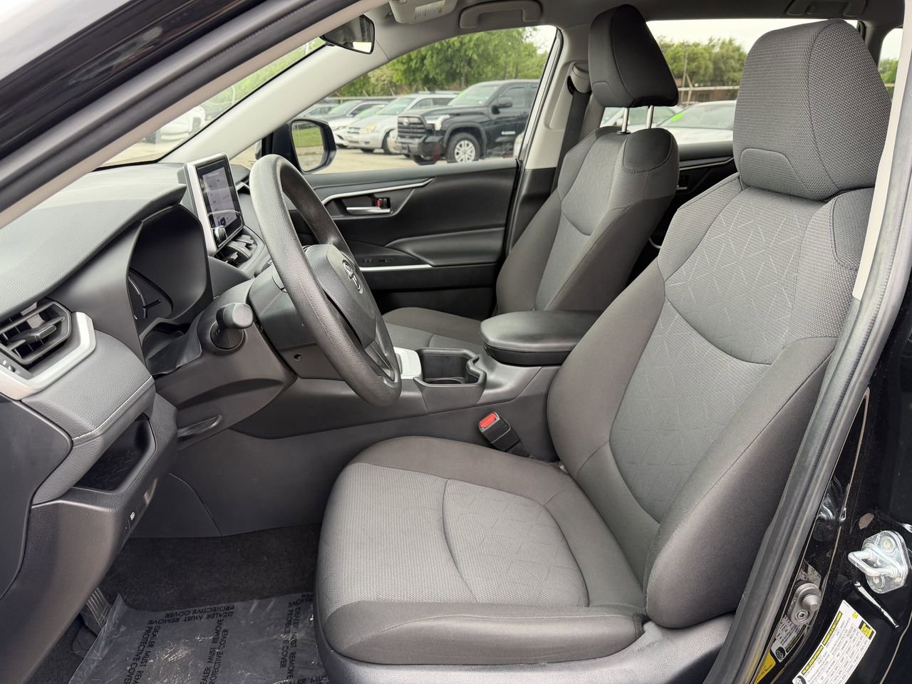 Used 2025 Toyota RAV4 XLE FWD image 28