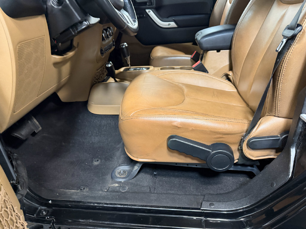 Used 2015 Jeep Wrangler Unlimited Sahara w/ Connectivity Group AWD/4WD image 57