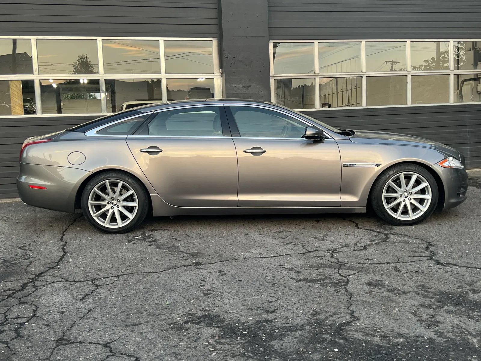 Used 2011 Jaguar XJ L RWD image 7