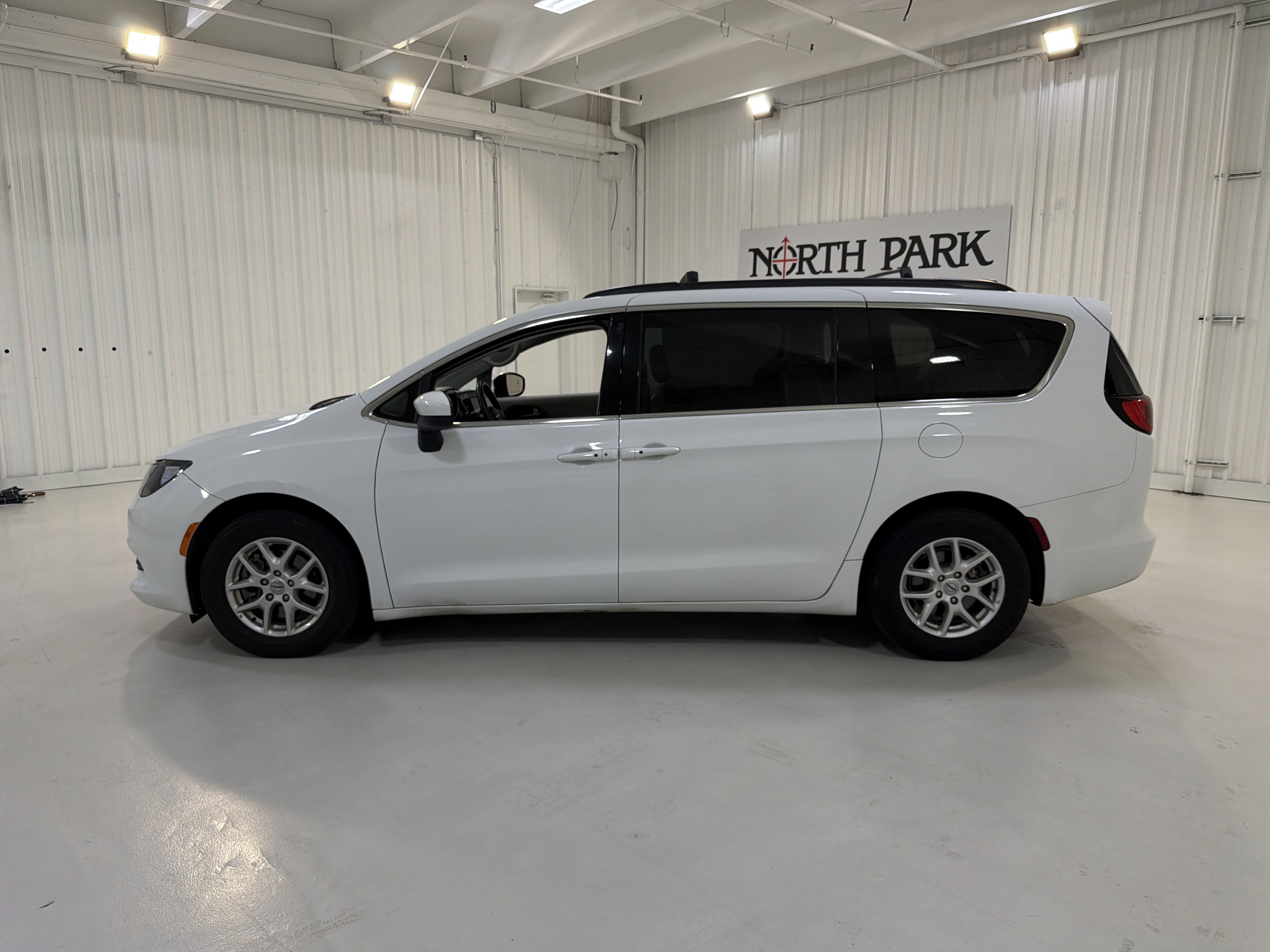 Used 2021 Chrysler Voyager Lxi image 2