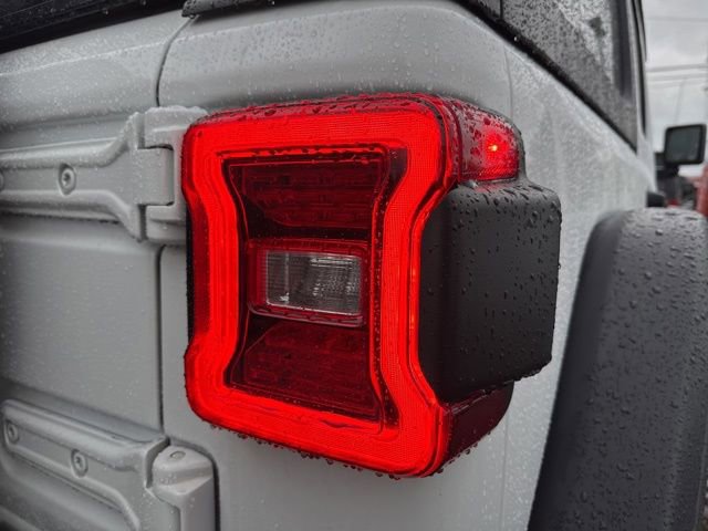 Used 2025 Jeep Wrangler Unlimited Rubicon AWD/4WD image 14