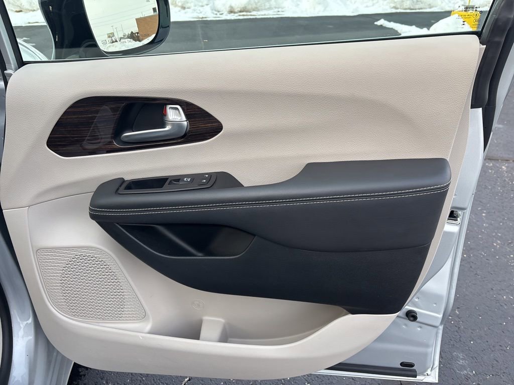 Used 2024 Chrysler Pacifica Limited FWD image 34