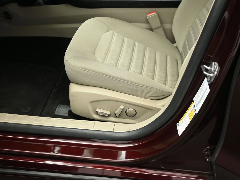 Certified 2018 Ford Fusion SE w/ Fusion SE Technology Package image 11