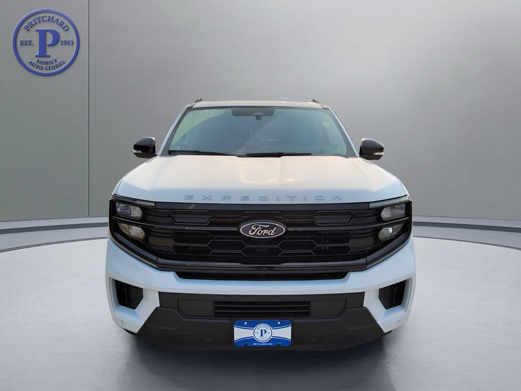 Used 2025 Ford Expedition Active AWD/4WD image 2