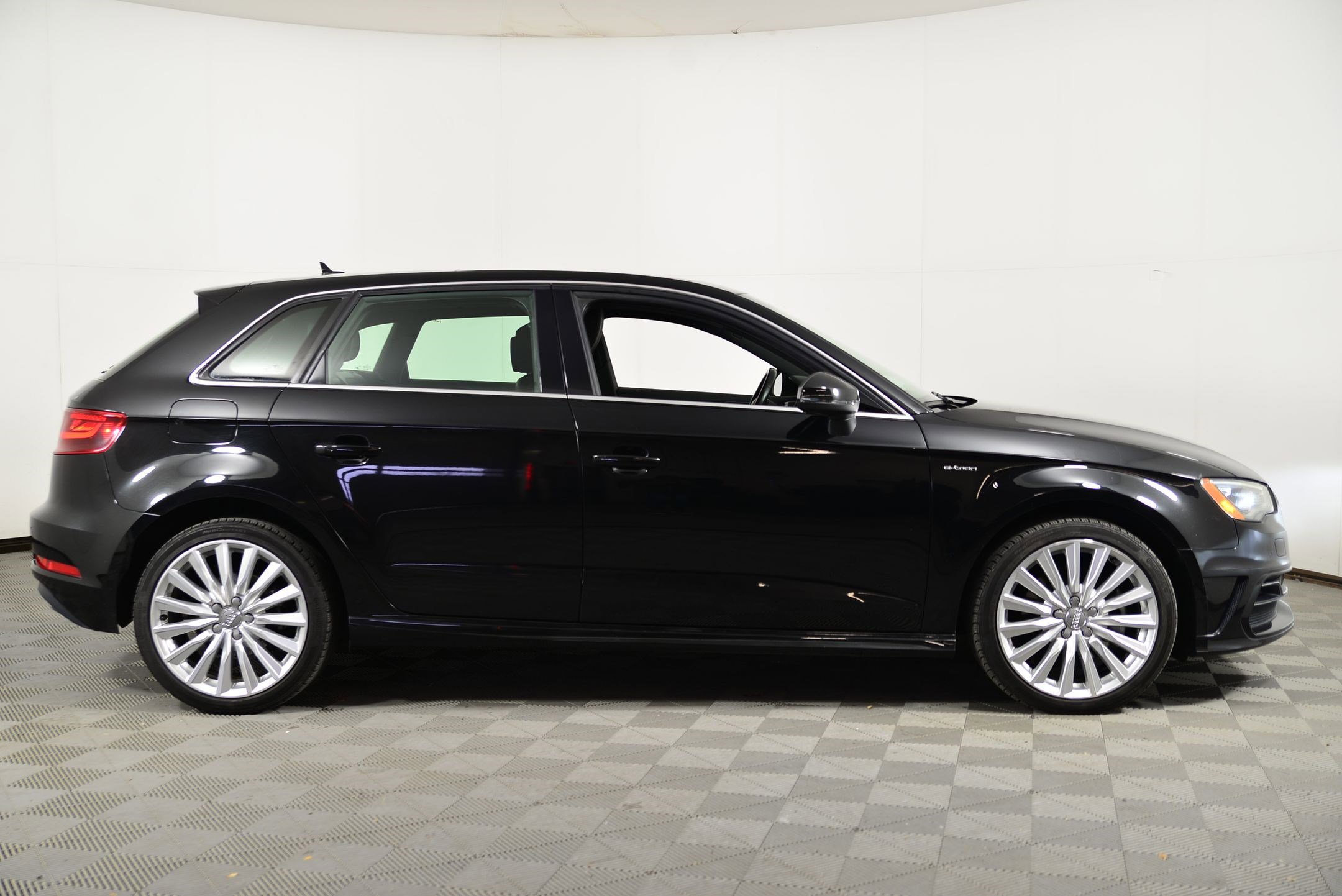 Used 2016 Audi A3 e-tron Premium Plus w/ Premium Plus Package image 7