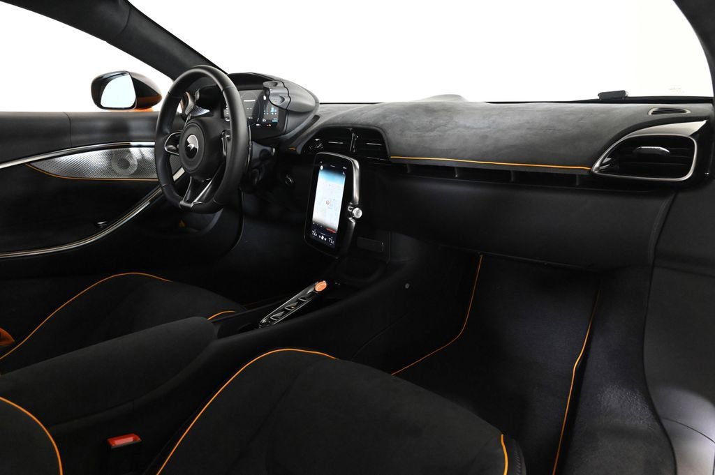 Used 2025 McLaren Artura image 15