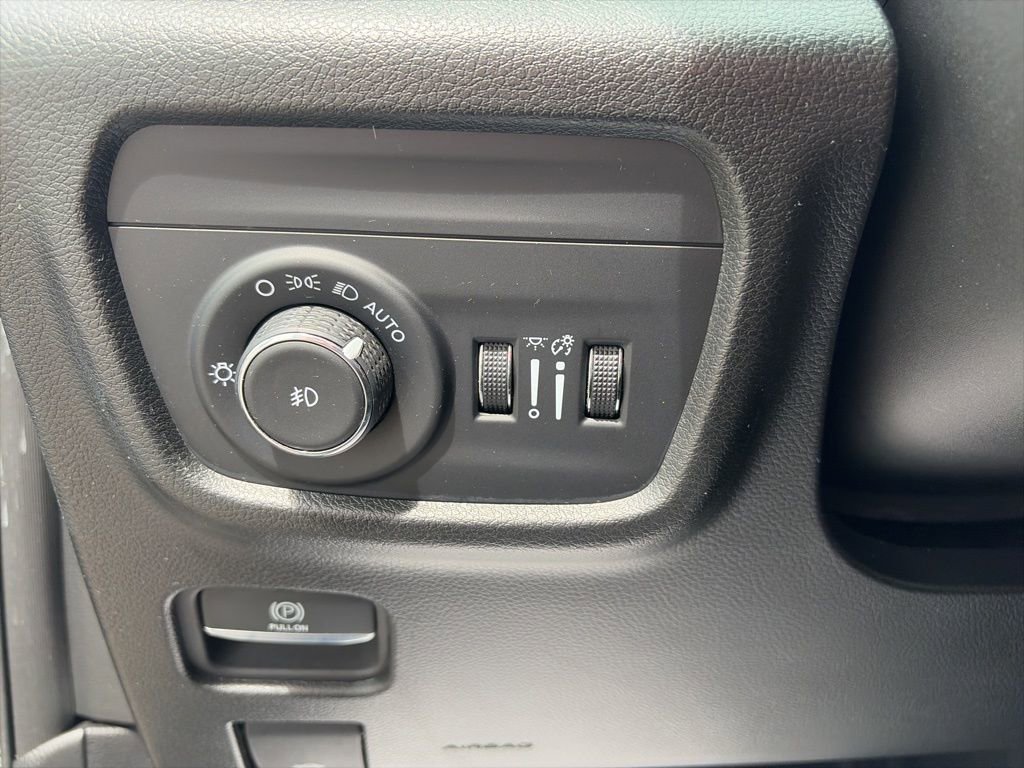 Used 2024 Jeep Grand Cherokee L Limited w/ Luxury Tech Group II AWD/4WD image 12