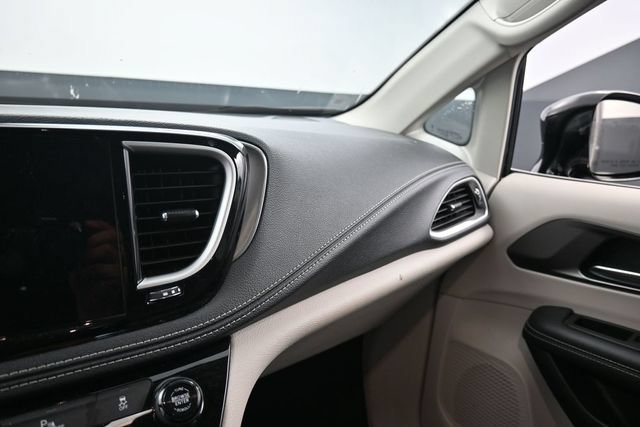 Used 2024 Chrysler Pacifica Limited FWD image 21